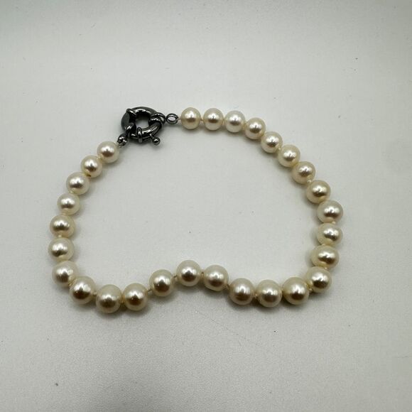 8" freshwater pearl, hand knotted in between with silver tone closed ring clasp! - Picture 6 of 10